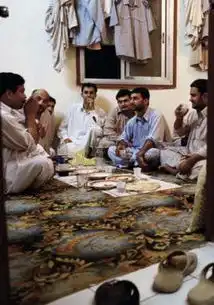 迪拜印巴劳工生活凄苦蜗居破旧闷热劳动营