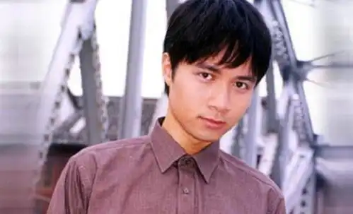 王祖贤多年前剧照流出,有谁注意到她旁边的小记者如今成大明星