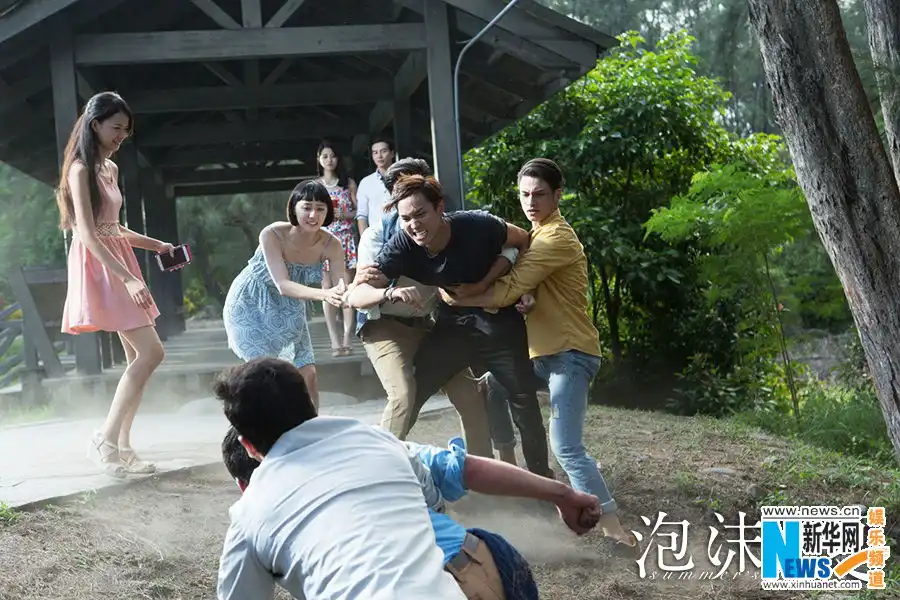 泡沫之夏曝新剧照罗仲谦严禹豪岸边扭打
