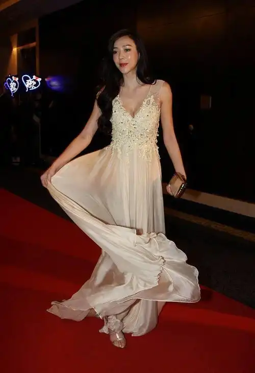 女人还是瘦点好看,周韦彤虽然瘦,但该有的曲线没落下,挺有韵味
