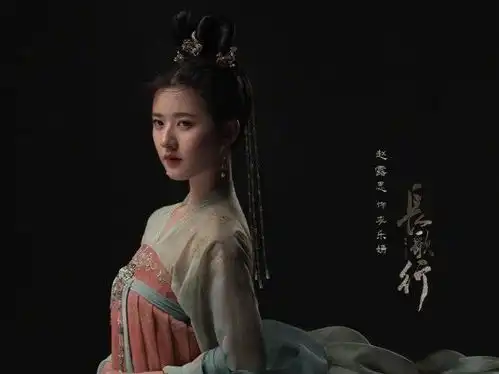 热巴戎装造型太飒,却与2花旦撞型,为何顶流都爱女扮男装
