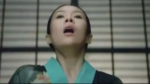 侵华战争时期交际歌星被日本卧底藏进地窖,每天都受到虐待罗曼蒂克消亡史