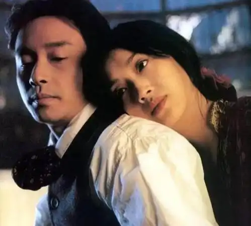 她拒绝刘德华求婚,被渣男家暴后嫁圈外老公,如今51岁老得不敢认