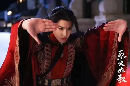 迪丽热巴烈火如歌曝武打剧照,勾勒江湖新色彩