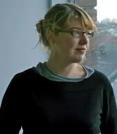 加拿大艺术家妙手回春废弃房屋变身玩偶之家