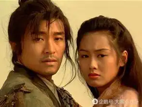 不老女神朱茵晒新剧造型照,笑容甜美依旧,母性泛滥怀抱小男孩
