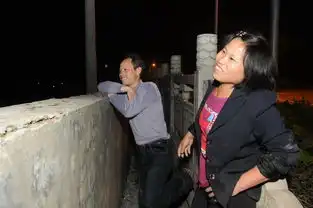 老许和妻子从桥洞走到桥面