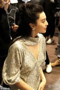 范冰冰前胸深v秀事业线,后背镂空露无暇玉肌

