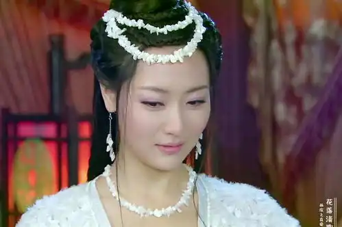 白冰堪称唐嫣之后的又一额饰达人,最美莲姬,最胖小唯,最艳高嫣

