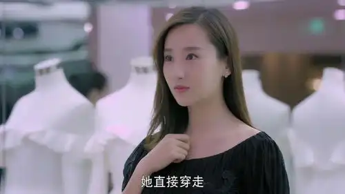 总裁带灰姑娘帮忙试礼服,谁知她一换上,总裁直接买下送她
