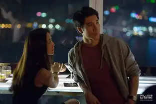 骇客交锋剧照锤哥汤唯黑超掩面漫步异国
