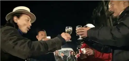 娱乐圈4大酒鬼,吴京打底27瓶啤酒,而他号称千杯不醉
