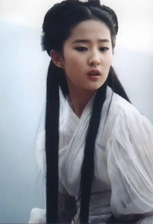 终于更博许久不见刘亦菲气质变化真大,素颜出镜也是小仙女本人
