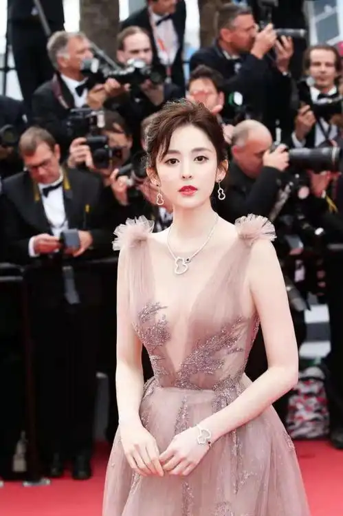 古力娜扎人群中精致到闪闪发光