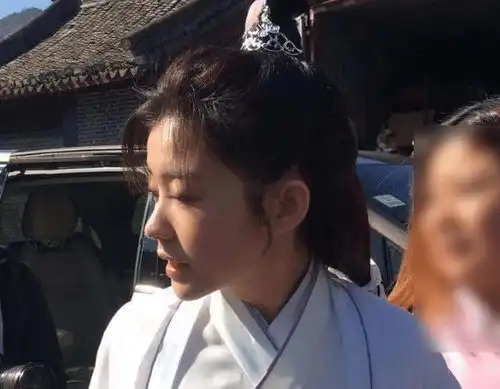 又一部古装剧开机,女主是火箭少女成员,被路人怼脸拍生图疯传

