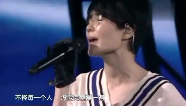 王菲演唱会一首匆匆那年,触动心灵,不愧是天后
