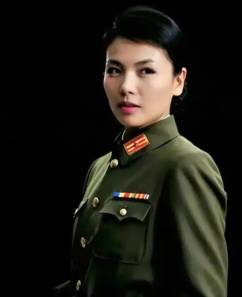 10个穿军装的女星baby许晴李小冉张馨予比有点花里胡哨了
