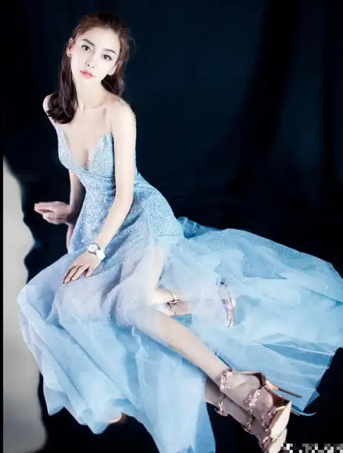 未修图才是真相杨幂胸瘪了挤出副乳,颈纹吓人关晓彤变阿姨脸
