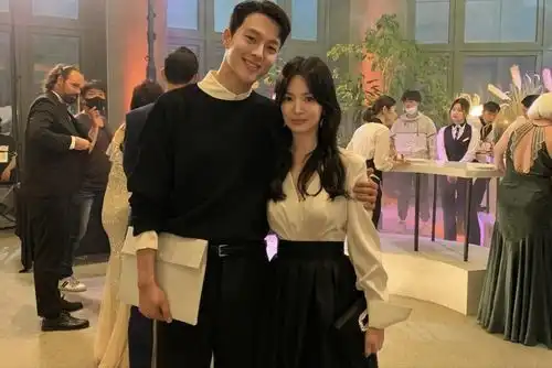 现在正在分手中新剧照宋慧乔扎丸子头,逆龄颜值仿佛20岁
