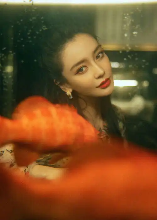 angelababy趴金鱼缸上拍写真意外精致优雅

