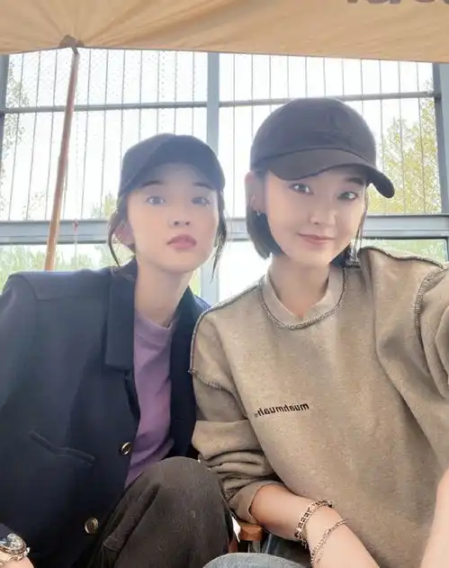 唐艺昕张佳宁晒合照,贴脸搭肩姐妹情深,曾合作乔家的儿女