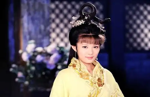 她出道就被姑父捧红,如今姑父改捧小30岁娇妻,她沦落演网剧为生
