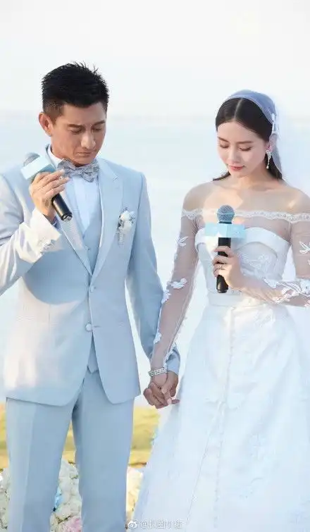 刘诗诗孕后包裹严实出镜离好妈妈还有一步之遥
