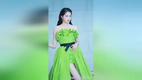 关晓彤的梦幻蝴蝶结层叠褶皱间的浪漫缱绻
