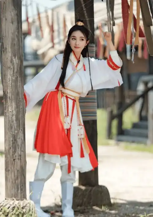 密室大逃脱杨幂古风造型,红白搭配外加丸子头,青春可爱好有朝气