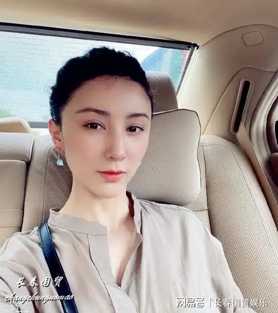 他是著名第五代导演,三婚两离,现任小30岁娇妻竟是大家熟悉的她
