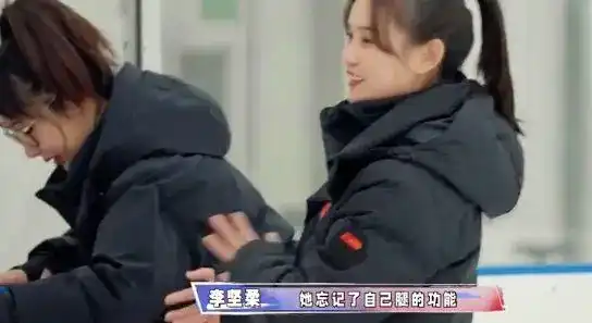 杨紫工作室发布了一组滑冰照,看起来呆萌,镜头里的她也很认真
