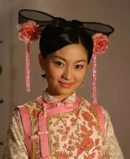 她演倚天屠龙记走红,嫁人生子息影,如今无戏可拍