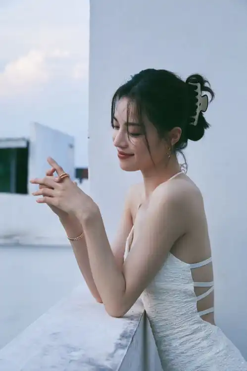 钟楚曦晒时尚大片,穿吊带鱼尾长裙,微乱发丝风情万种美成了仙女
