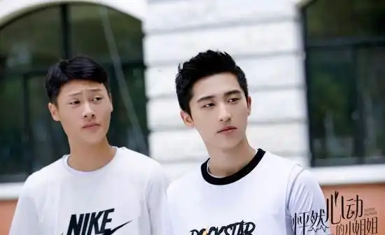 怦然心动的小姐姐开播耿艺展化身暖心冰球副队默默守候