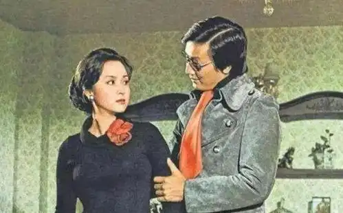 谢贤花心史,离婚后抱着狄波拉开心地转圈,69岁还是喜欢小的