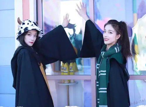 小欢喜钟丽丽打卡北京环球影城穿魔法袍秒回霍格沃兹