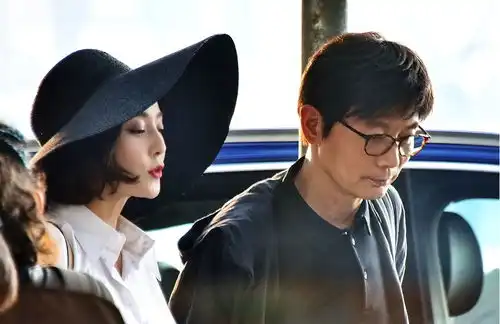 手机2片场照曝光葛优逆天长出黑发
