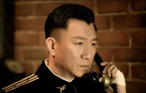 孙红雷最新剧照曝出,板正寸头身材暴瘦,网友怎么看都像演坏人
