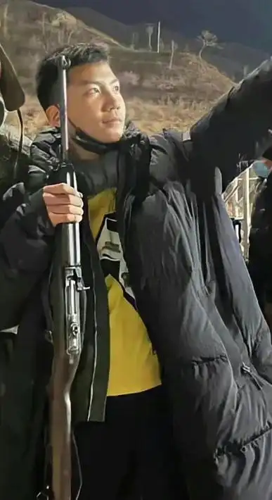 再次被胡军儿子给帅到了,素颜现身剧组探班父亲,眉清目秀很阳刚