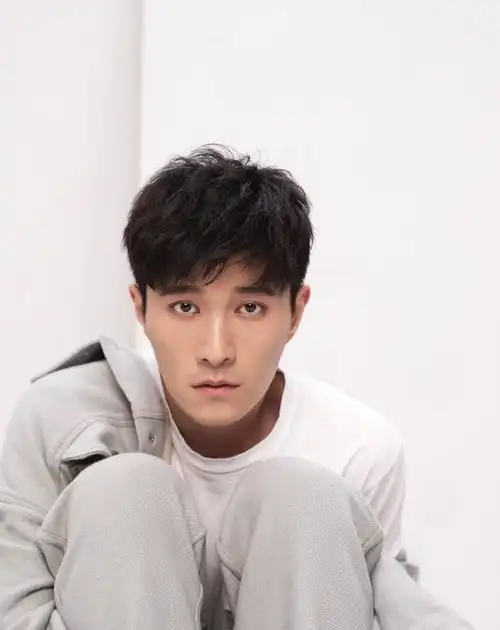 凉生何志龙最新写真曝光暖男钱至魅力爆棚尽显阳光帅气
