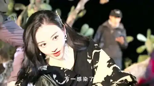 司藤花絮景甜走路汗如雨下,只因为穿着十厘米的高跟鞋