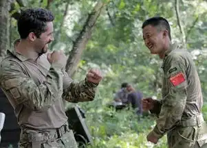 吴京手拿建军大业影票切掉的大拇指让人心疼