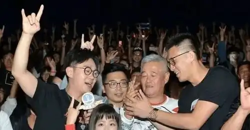 师父落难,七十多个徒弟沉默,他是唯一敢站出来发声的弟子
