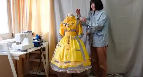 小姐姐自制外卖lolita裙子,造型设计很精致,外卖小哥给我也整一个
