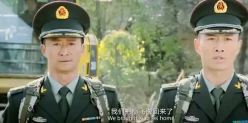 战狼2开头里面的恶霸为什么很猖狂看他的新款武器,我明白了