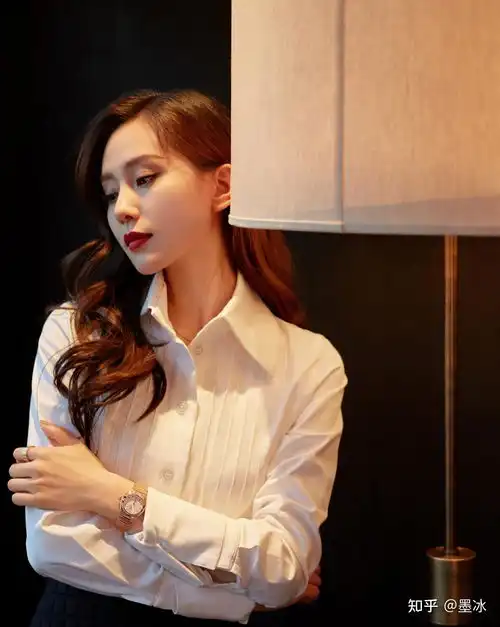 33岁赵丽颖新剧杀青,转型成85后小花门面,合照中脸型美颜过度
