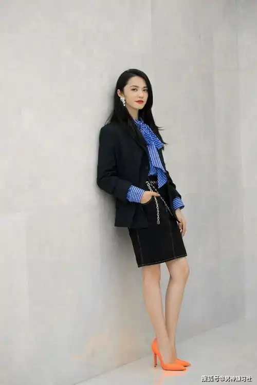 姚晨和老公甜蜜亮相机场机车风搭配花衬衫老公头发稀松
