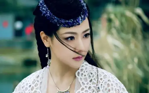 白冰穿着偷来的高定,对别人低头哈腰的样子真的让人看不下去了
