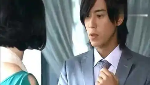 夏家三千金友善和皓天告白皓天吓一跳,被狗仔拍到暧昧镜头
