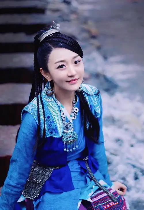 宋祖儿的新剧夜天子终于定档,剧中的她清新甜美神似张柏芝
